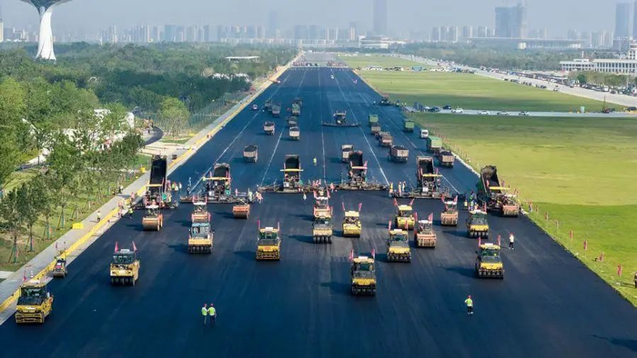 合肥园博园机场跑道修复及相关配套项目施工现场。（图源：合肥日报）