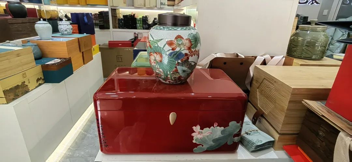 单罐瓷质茶叶罐和烤漆木盒价格不菲