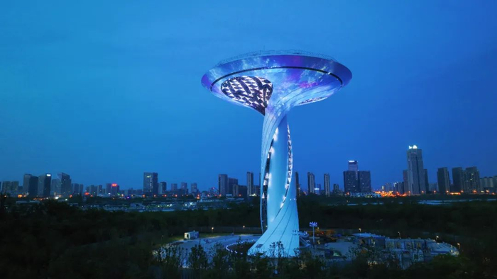 亮化后的骆岗公园全向信标台。（图源：合肥日报）