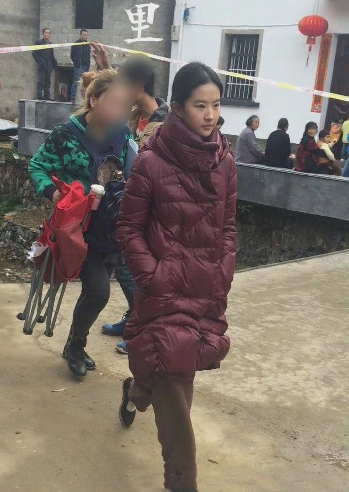 脸就是最好的时尚单品,刘亦菲,一个披麻袋都好看的丑衣服收藏家