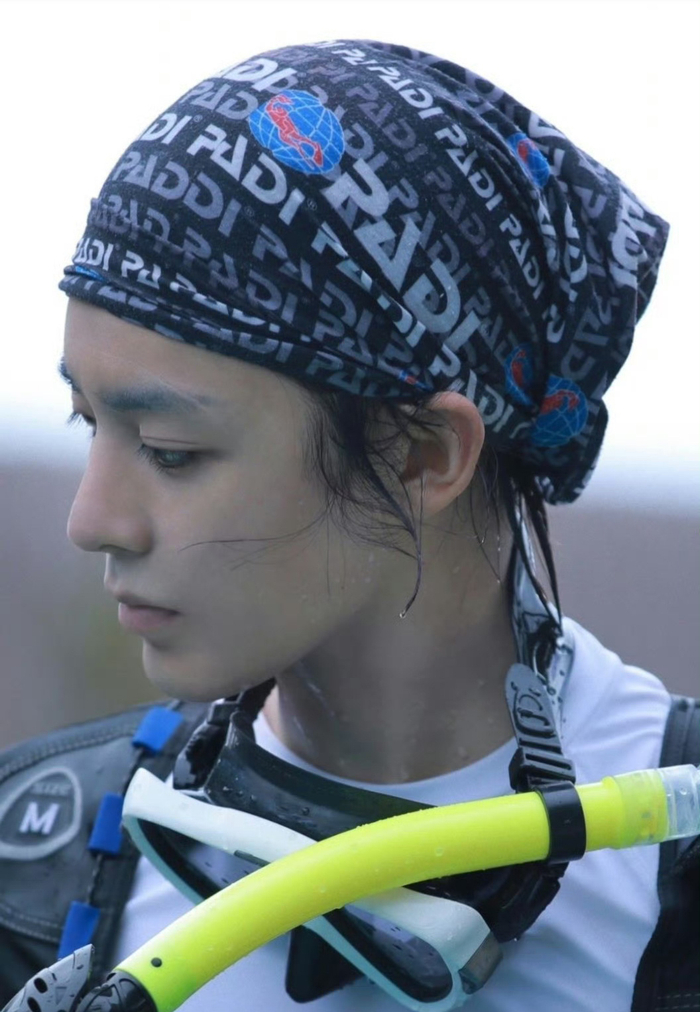 侯明昊这个刚出水旧照侧颜好优越|侯明昊_新浪新闻