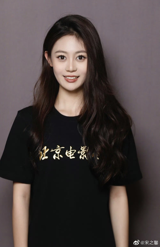 还记得《乡村爱情》宋晓峰吗?女儿颜值这么高!