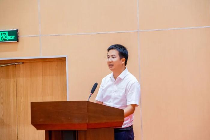 8月19日姜岩博士受邀在浙江大学台州研究院为台州的企业家分享颠覆与
