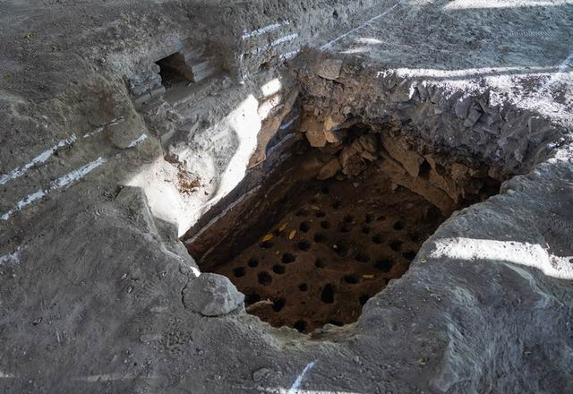澹泊宁静遗址“田字房”建筑台基基槽底部地钉孔及其上部排水暗渠