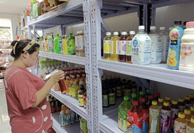 ▲“云上便利”工作人员正在拣货