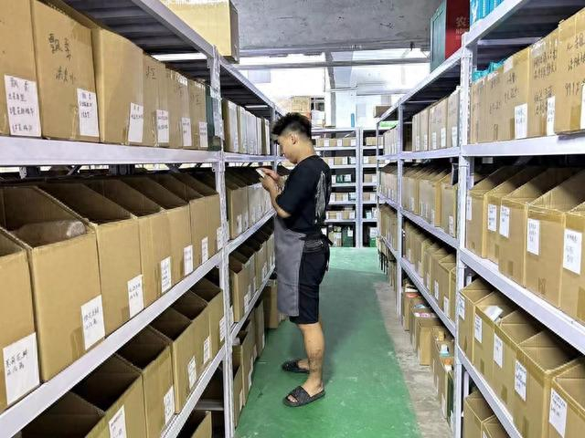 ▲易佰连锁超市工作人员正在拣货