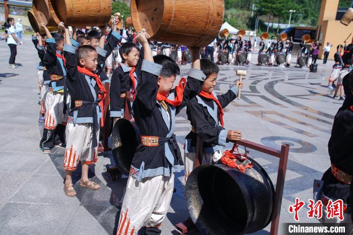 数百名小学生在广西南丹演绎国家级非遗大型舞蹈《勤泽格拉》