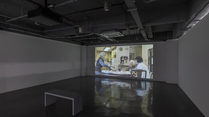 展览现场，杨圆圆作品《上海来的女士》