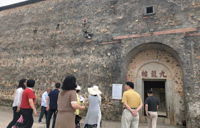 图为 专家团队调研英德研学资源