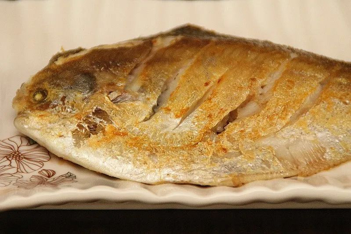 油炸银鲳。图片来源：wikimedia