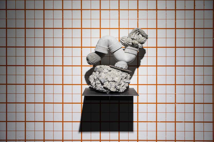 展览现场，张如怡作品《现代化石（管道）-2》