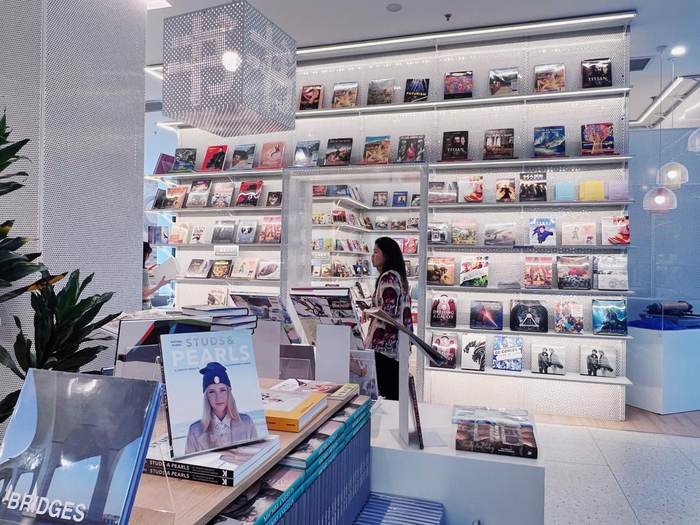 毕昇书坊内富有艺术气息的图书。新京报记者 展圣洁 摄