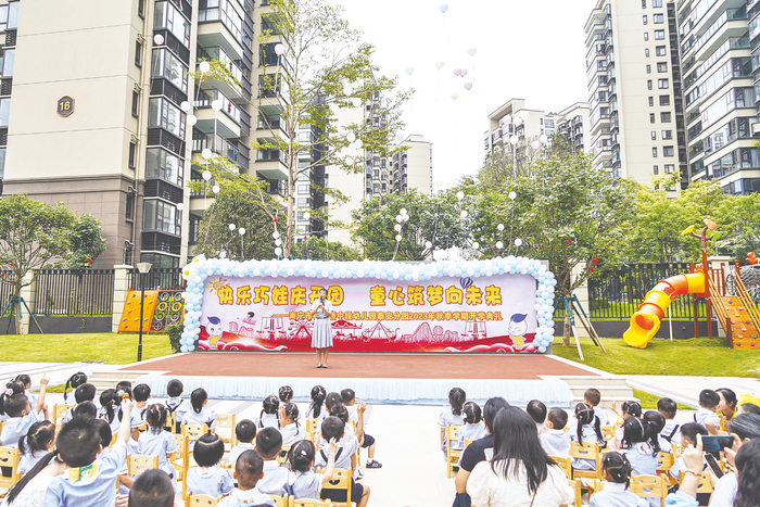    ◀南宁市林里桥中段幼儿园泰安分园举行开学典礼。    本报记者叶子榕 摄