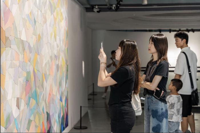 展览现场，马秋莎的作品《沃德兰-蜜》