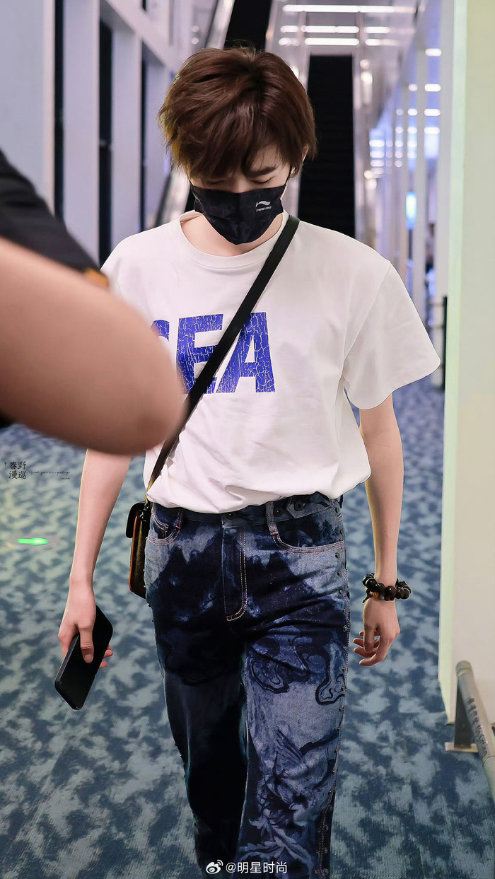 白t 牛仔裤,今日份的小栗子是阳光帅气的大男孩没错了|牛仔裤|宋亚轩