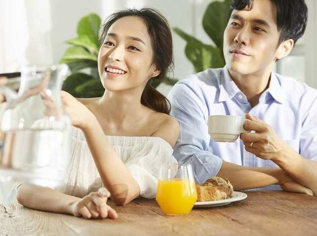 周末夫妻为什么喜欢在家,中午了窗帘还关着,什么原因呢?