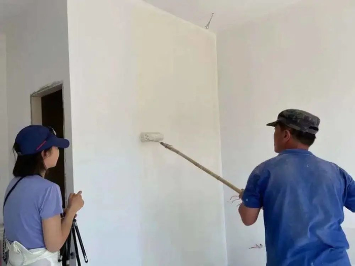 ■ 图 / Keyu 在工地监工