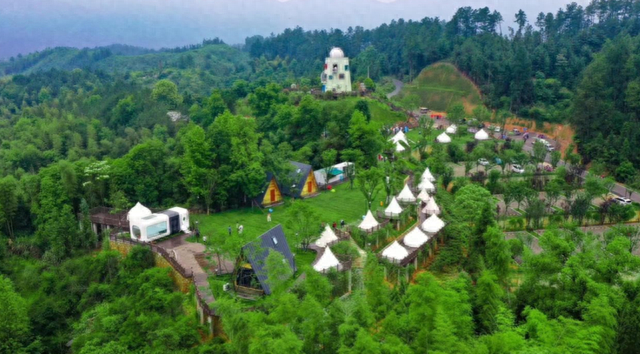 8月20日下午，“来小河看银河”小河乡首届（国际）星空节启动仪式在小河乡星河露营基地举行。易鹏程丨摄