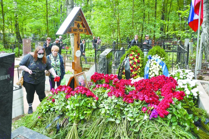普里戈任的葬礼29日在圣彼得堡波克罗夫斯科耶公墓举行。图为30日，民众在普里戈任的坟墓前献花。（视觉中国）
