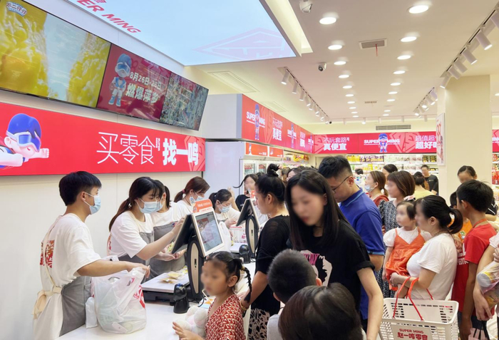 “赵一鸣零食”门店客人在排队结账，企业供图