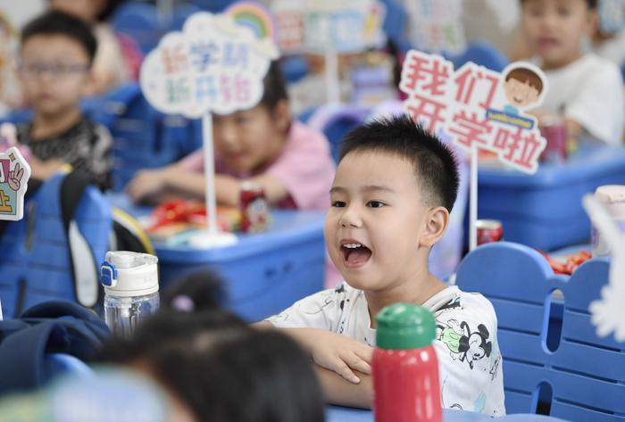 ▲8月30日,在安徽省合肥市蜀山区北苑村社区琥珀小学,人口一年级小朋友在教室内回答老师提问。城市<strong></strong>图/新华社