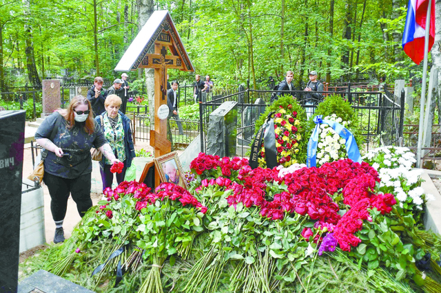 普里戈任的葬礼29日在圣彼得堡波克罗夫斯科耶公墓举行。图为30日，民众在普里戈任的坟墓前献花。（视觉中国）