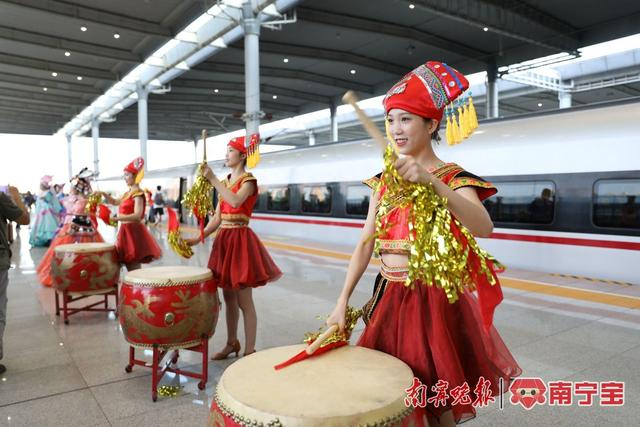 在南宁东站，各族群众载歌载舞庆祝贵南高铁开通运营 通讯员 林祥云 摄