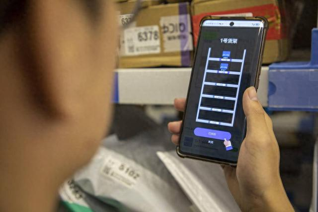 图注：消费者正在使用货架地图功能取快递