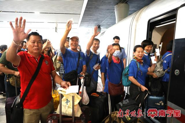 在南宁东站，旅客兴高采烈登上贵南高铁首发列车 通讯员 林祥云 摄