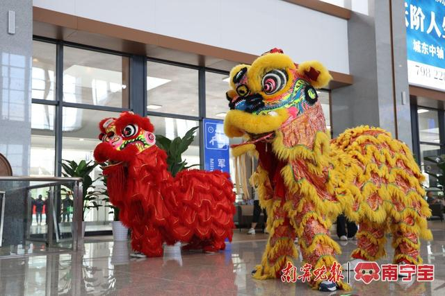 在河池西站，各族群众庆祝贵南高铁全线开通运营 通讯员 邢星 摄