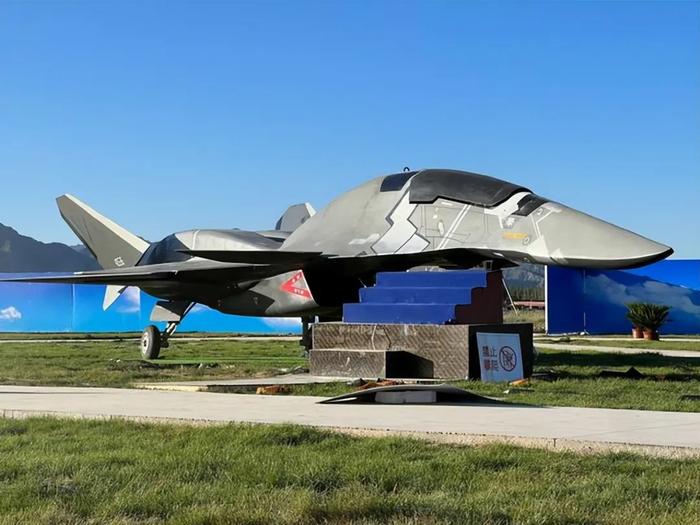 随着中国在内蒙古哈素海航空飞行嘉年华上展出的白帝战机文创模型在