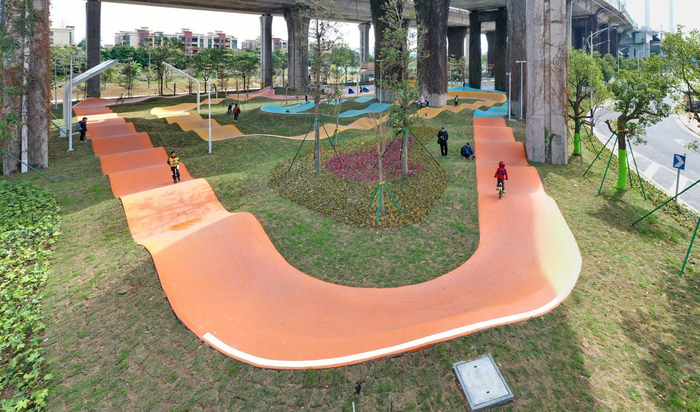 【视频】不用日晒雨淋!佛山桥下空间公园成了新乐园