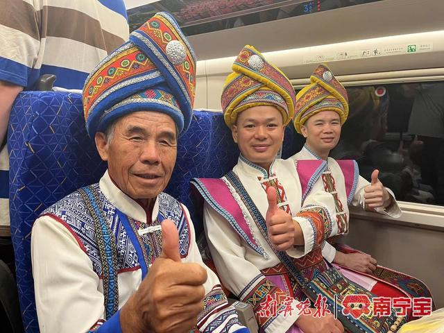 群众为贵南高铁点赞 通讯员 戴佩芸 摄