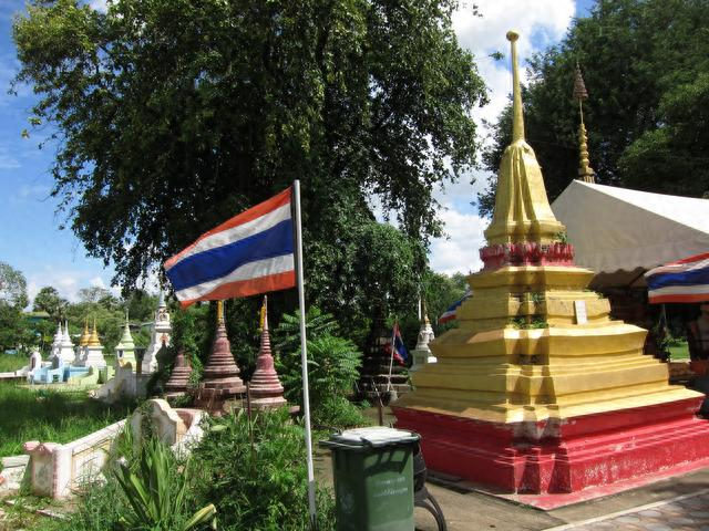 小伙单车勇闯泰国六巴真府的路边寺庙偶遇泰国僧人理查德