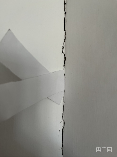 居民家中开裂的墙面可以塞入一到两张纸（总台中国之声记者谭朕&nbsp;摄）