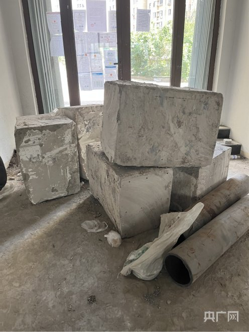 　钢筋混凝土石块（总台中国之声记者谭朕&nbsp;摄）
