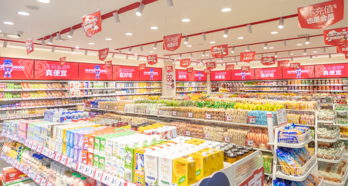 “赵一鸣零食”商品陈列画面，企业供图