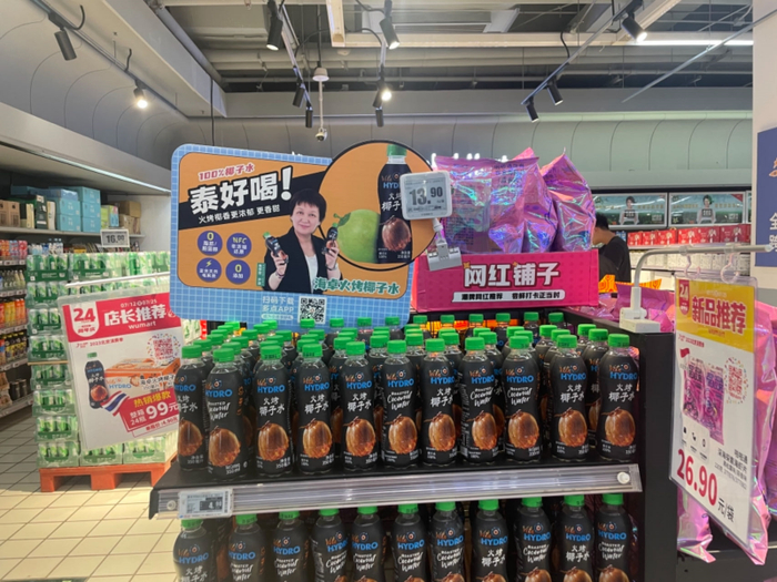 北京某超市在售椰子水。图/中国商报