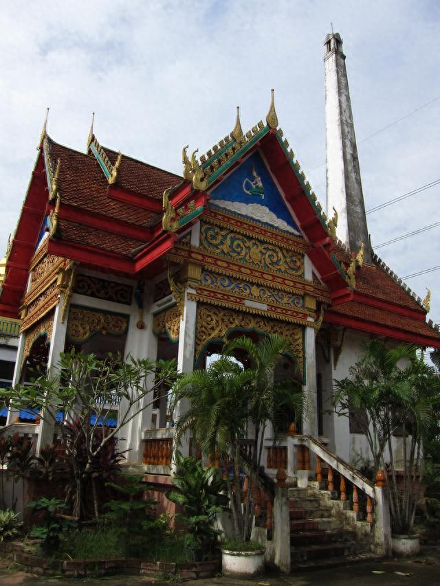 小伙单车勇闯泰国六巴真府的路边寺庙偶遇泰国僧人理查德