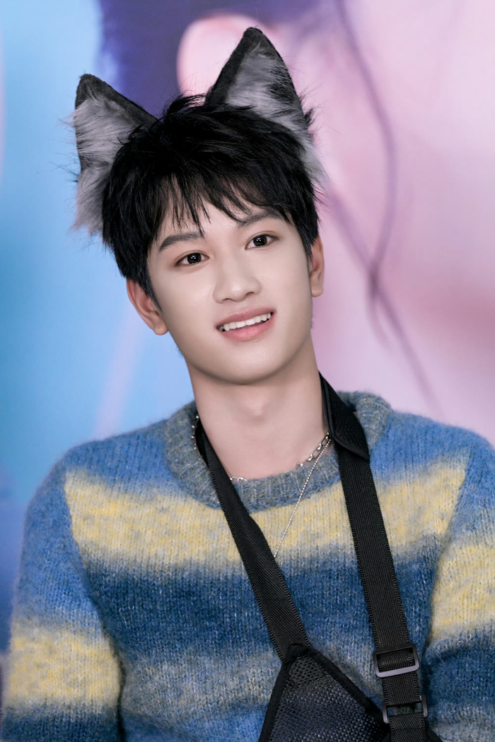 敖子逸扫楼的时候被男粉表白真的好可爱|敖子逸|可爱|兔耳_新浪新闻