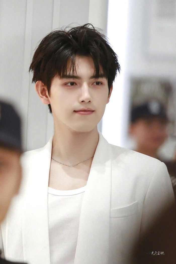 陈飞宇武汉活动饭拍9615 看到粉丝隔着玻璃打招呼还笑了_新浪新闻