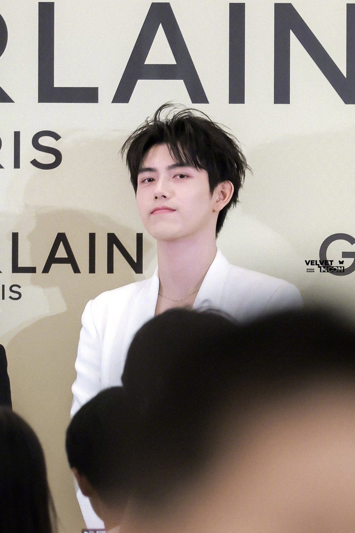 陈飞宇武汉活动饭拍9615 看到粉丝隔着玻璃打招呼还笑了_新浪新闻