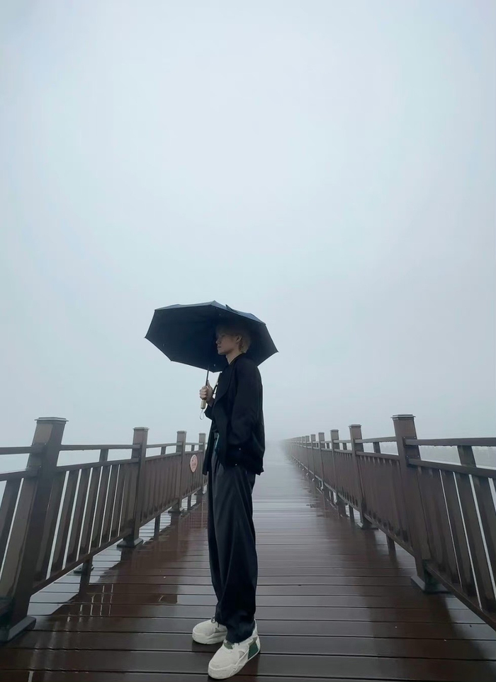 张真源雨中撑伞照真的好有氛围感