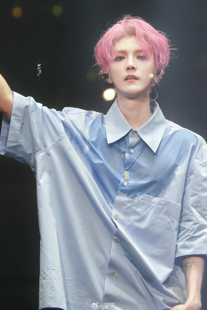 鹿晗的狗啃式刘海好萌啊哈主打的就是一个可爱