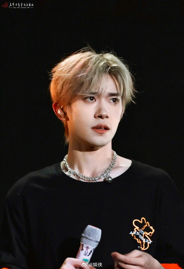 鹿晗的狗啃式刘海好萌啊哈主打的就是一个可爱