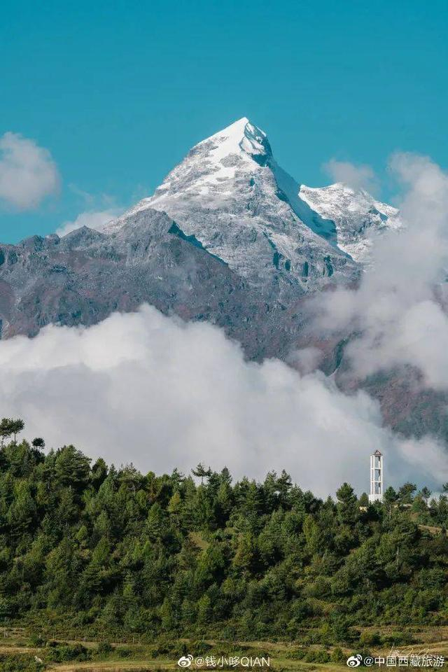 吉隆沟(日喀则市吉隆县)宗山古堡矗立在赭黄色的石山上,白墙红顶的