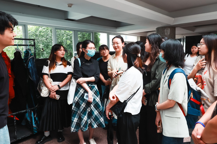      参观服装道具并提问    