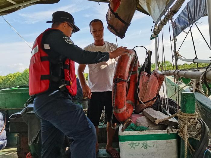 湛江海警局深入轄區開展防抗颱風工作|颱風|湛江市|漁船_新浪新聞