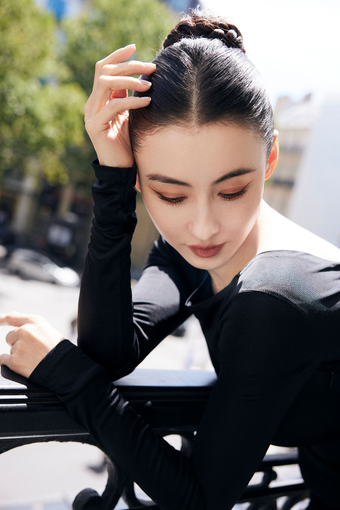 张柏芝晒库存美图露背黑裙尽显法式优雅