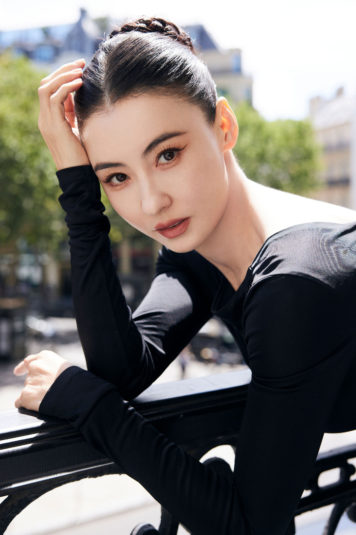 张柏芝晒库存美图露背黑裙尽显法式优雅